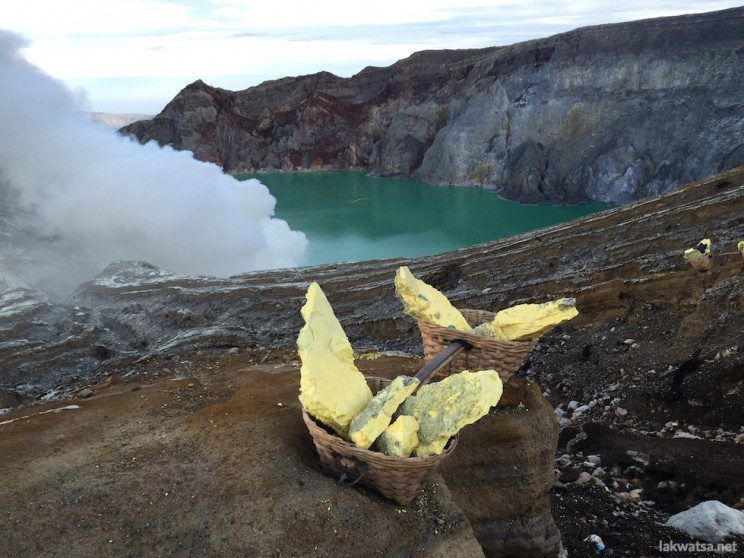 Sulphur loads with the Kawajh Ijen Lake as backdrop