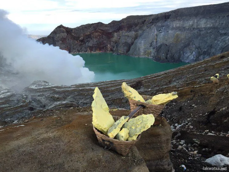 Sulphur loads with the Kawajh Ijen Lake as backdrop