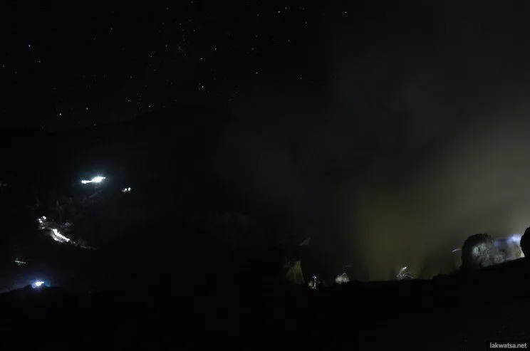 View of the crater rim, the stars, the rime and the blue fire from the bottom of the crater